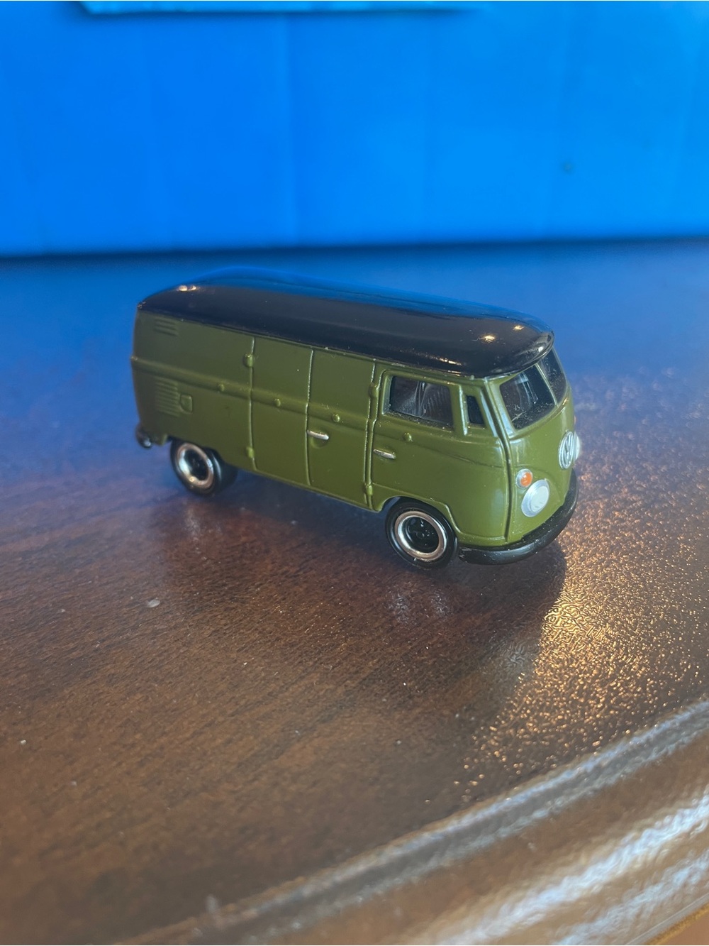 Johnny Lightning 1965 Volkswagen type 2 Van . ARMY Green and black